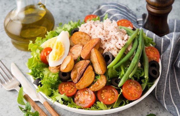 Salada nicoise com atum, feijão, legumes e batatas, copie espaço