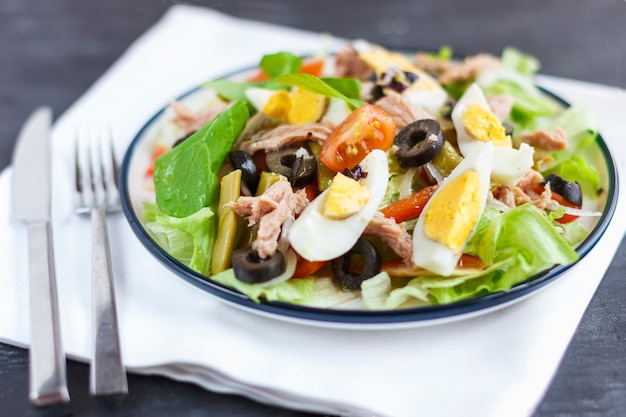 Salada nicoise com atum, feijão verde, manjericão e legumes frescos