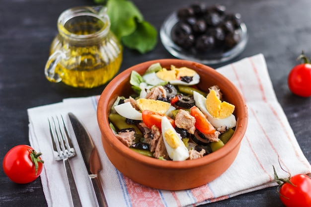 Salada Nicoise com atum, feijão verde, manjericão e legumes frescos