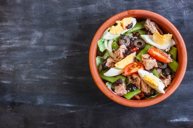 Salada Nicoise com atum, feijão verde, manjericão e legumes frescos