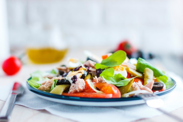 Salada nicoise com atum, feijão verde, manjericão e legumes frescos