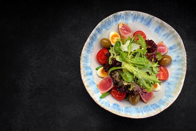 Salada Niçoise com atum num prato