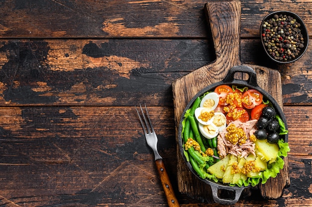 Salada Nicoise com atum, tomate cereja, azeitonas, vagem, pepino, ovos cozidos e batata