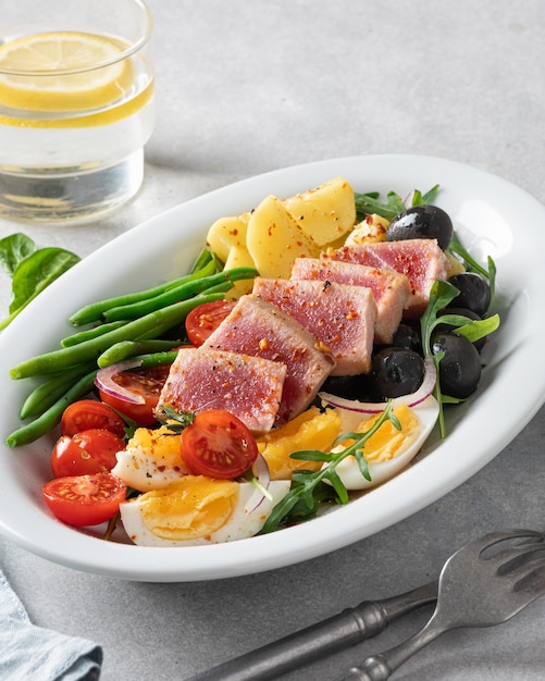 Salada nicoise de prato francês tradicional com bife de atum frito