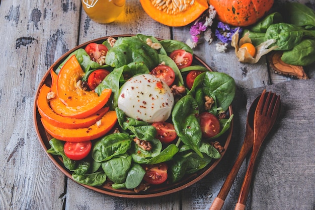 Salada no prato na mesa