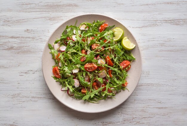 Salada orgânica com rúcula e quinoa.