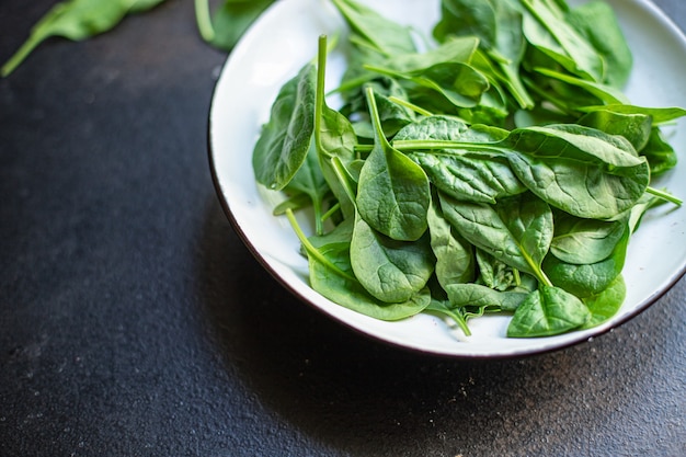 Salada orgânica de folhas suculentas de espinafre