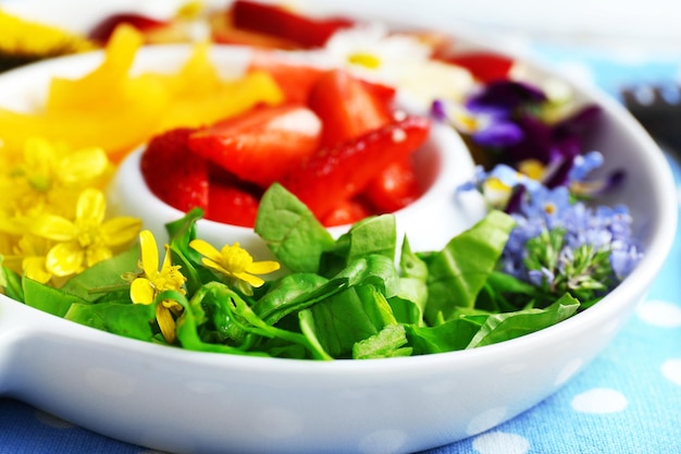 Salada orgânica leve com flores close-up