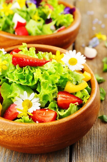 Foto salada orgânica leve com flores close-up