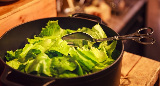 Foto salada orgânica verde fresca com pinça