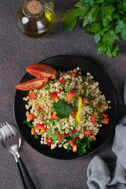 Salada oriental tradicional Tabouleh com bulgur e salsa em fundo marrom Vista superior