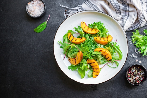 Salada pêssego folhas de alface grelhadas misturar ingrediente de nectarina