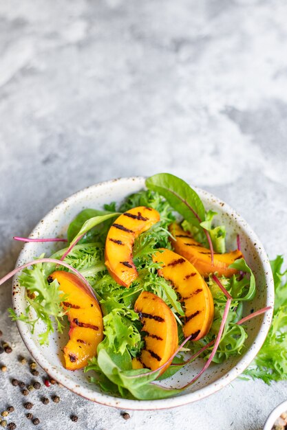 salada pêssego folhas de alface grelhadas misturar nectarina