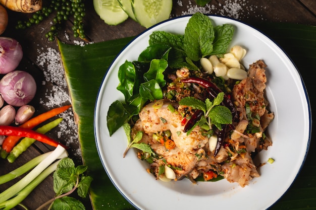 Salada picada de peixe picado, comida local Esan tailandesa, Tailândia