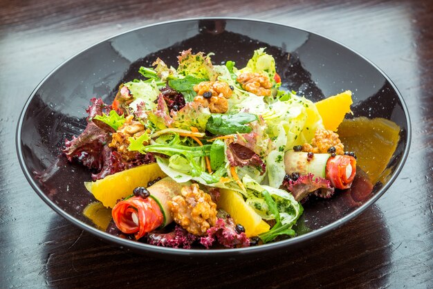 Salada picada italiana feita na hora em restaurante italiano.