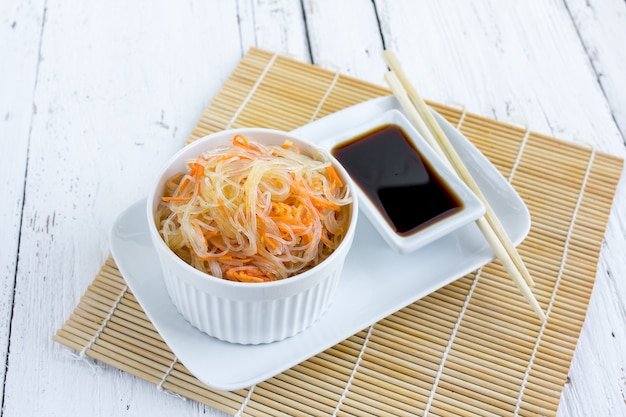 Salada picante asiática de macarrão de vidro ou funchoza com cenouras