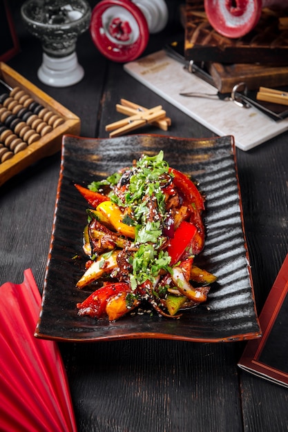 Salada picante asiática quente com carne e vegetais