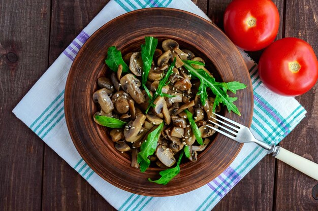 Salada picante com cogumelos, rúcula e gergelim. Prato Vegan. A vista de cima