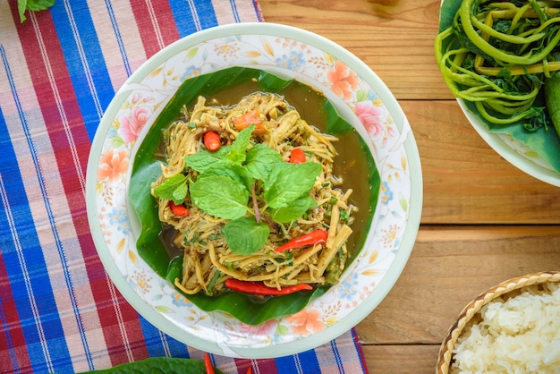 Salada picante de broto de bambu na mesa de madeira