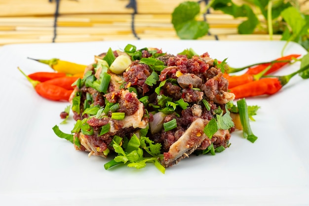 Salada picante de carne picada, Larb é comida tradicional tailandesa