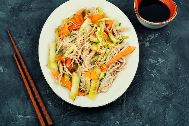 Salada picante de cogumelos Enoki