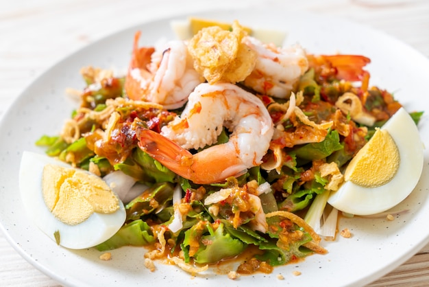 Salada picante de feijão de asa ou nozes de bétele com camarão e camarão