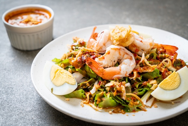 Salada picante de feijão de asa ou nozes de bétele com camarão e camarão