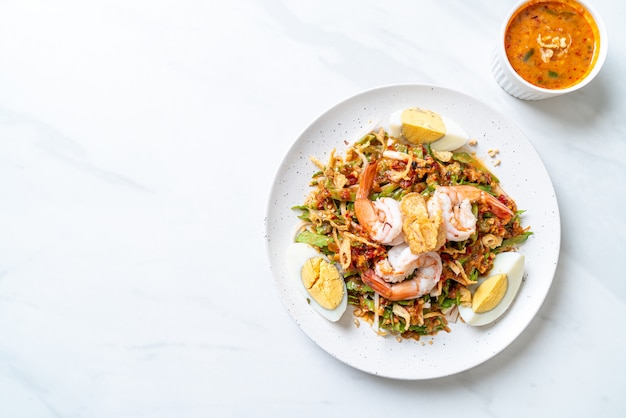 Salada picante de feijão de asa ou nozes de bétele com camarão e camarão