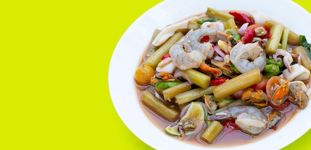 Salada picante de haste de lótus com receitas de comida tailandesa de frutos do mar