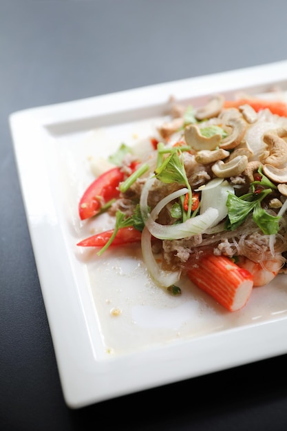 Salada picante de macarrão de vidro, comida tailandesa