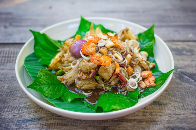 Salada picante de pomelo com pomelo tailandês fresco e camarões servidos na folha verde fresca