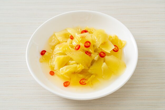 Salada picante de repolho em pickle ou aipo com óleo de gergelim - comida asiática