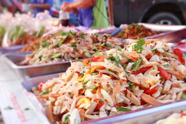 Salada picante na comida de rua