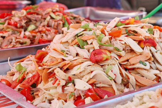 Salada picante na comida de rua