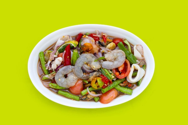 Salada picante tailandesa com frutos do mar