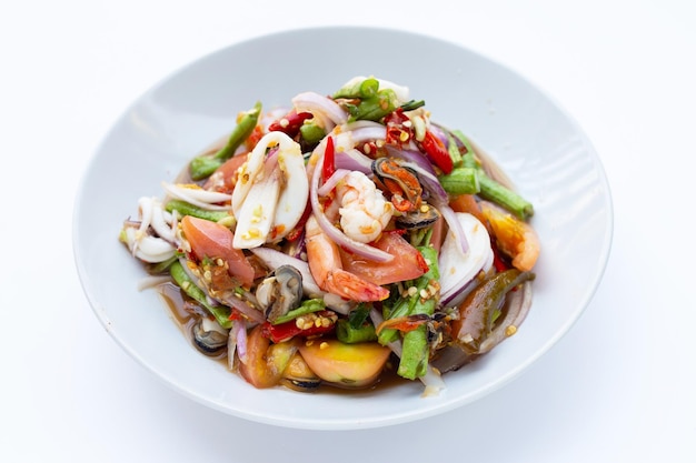 Salada picante tailandesa com frutos do mar