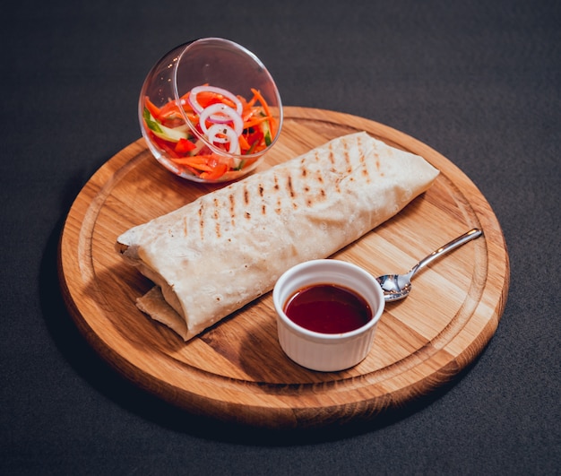 Salada pita com frango assado e legumes.