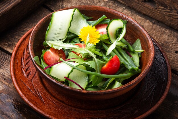 Salada primavera com dentes de leão