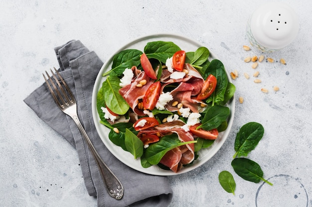 Salada Primavera com espinafre, tomate cereja, mussarela, pinhão e presunto