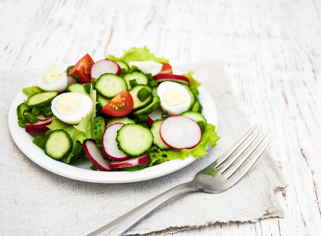 Salada primavera com ovos, pepinos e rabanete