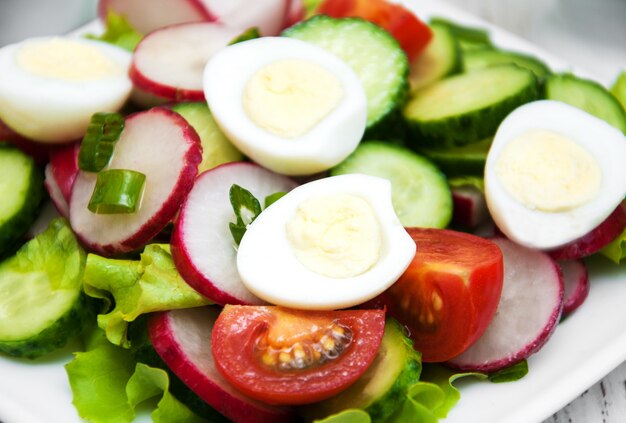 Salada primavera com ovos, pepinos e rabanete