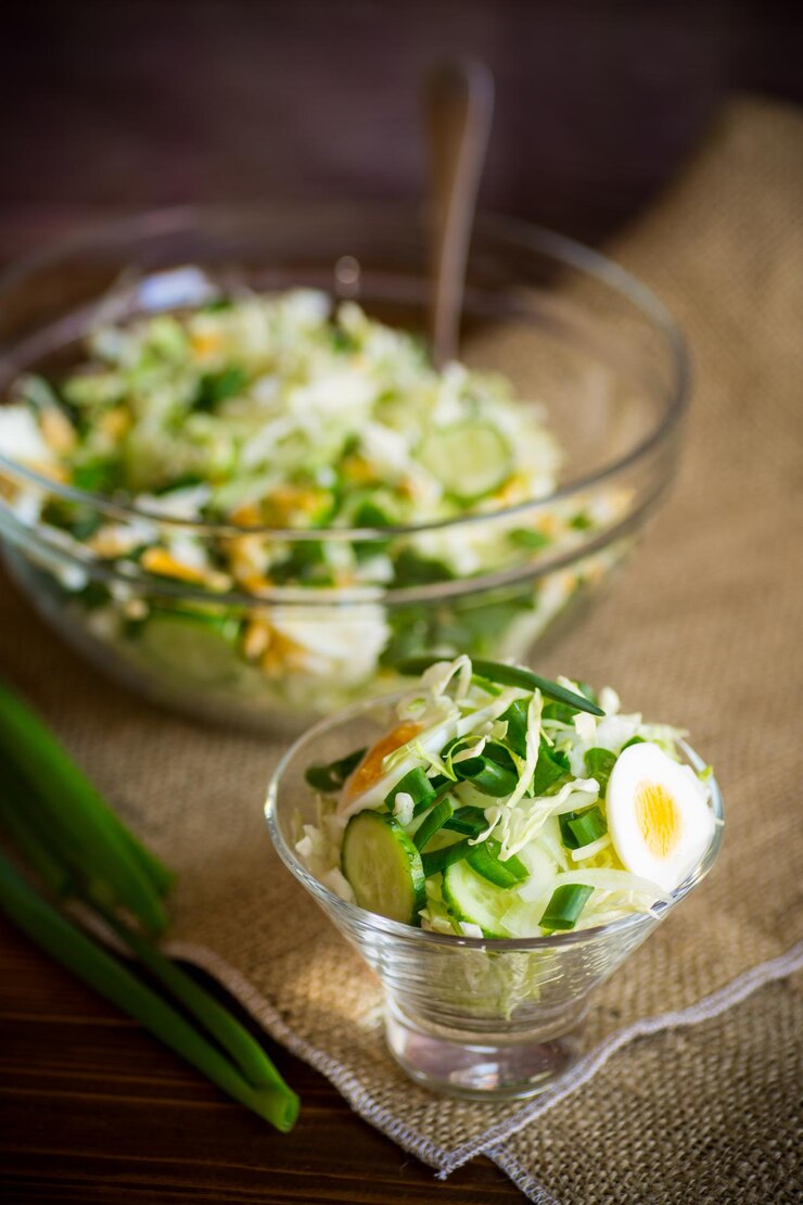 Foto salada primavera com repolho precoce, pepino, ovos e cebolinha