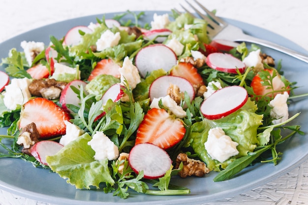 Salada primavera leve em um prato