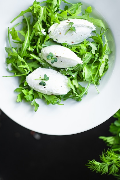 salada quenelle cream cheese folhas de alface verde folhas de cuenelle mistura tendência de dieta keto ou paleo dieta vegetariana