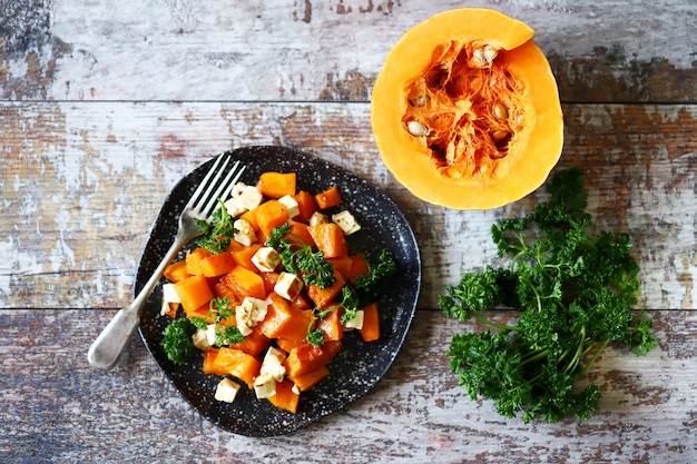 Salada quente com abóbora e queijo feta.