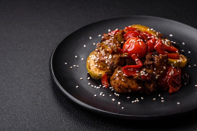 Salada quente com carne de bezerro, tomates, pimentas, abobrinha, sésamo, sal, especiarias e ervas