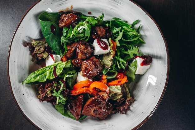 Salada quente com fígado de frango grelhado Menu do restaurante receita do livro de receitas