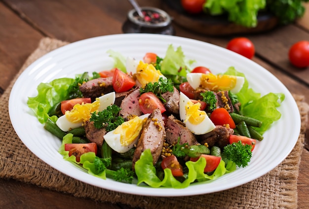 Salada quente com fígado de galinha, feijão verde, ovos, tomate e molho balsâmico