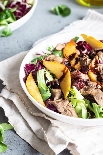 Salada quente com fígado frito, pera caramelizada, cranberries e mix de salada.