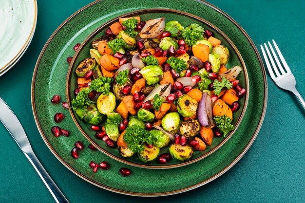 Foto salada quente com legumes coloridos grelhados vegetarianos